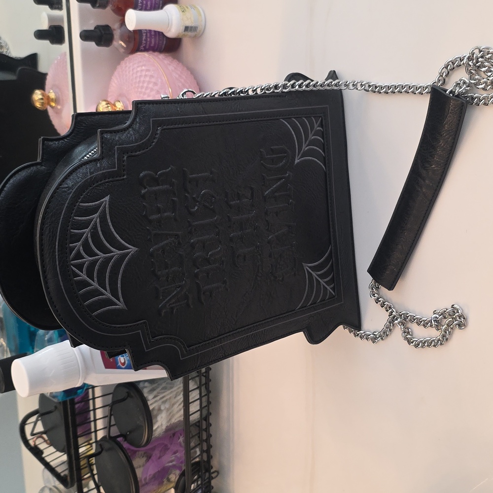 Here Lies Beetlejuice "Never Trust the Living" Headstone Purse - Picture 4 of 4